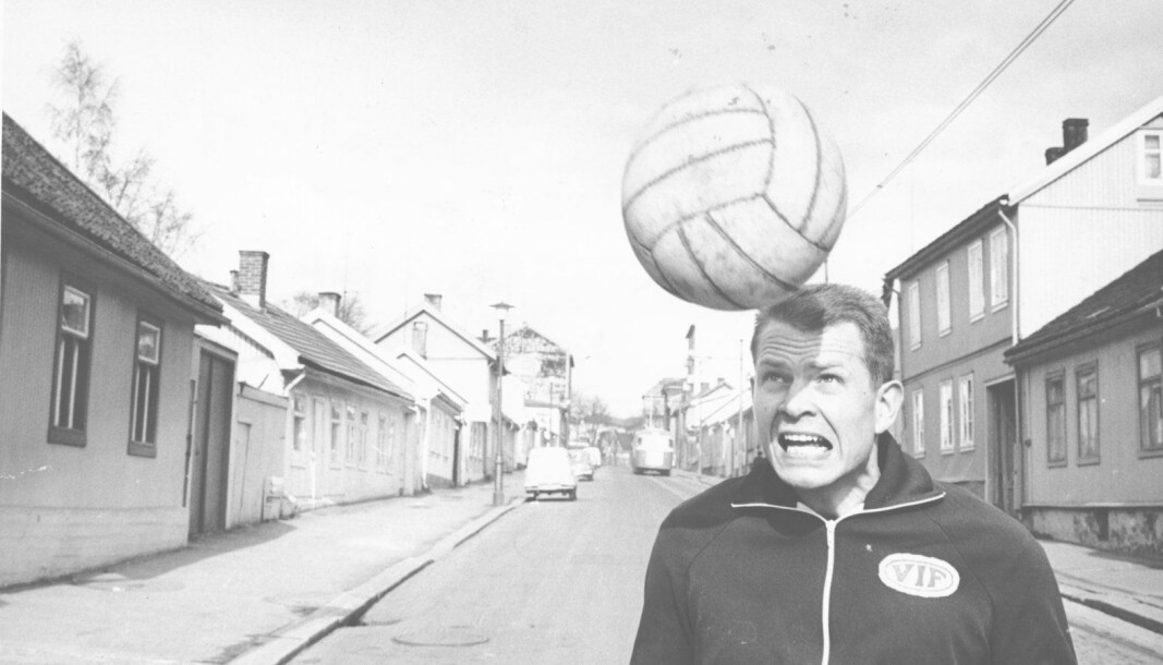 Einar Bruno Larsen var ikke bare et stort talent i fotball, men også i ishockey, bandy og håndball. Einar Bruno Larsen var ikke bare et stort talent i fotball, men også i ishockey, bandy og håndball.