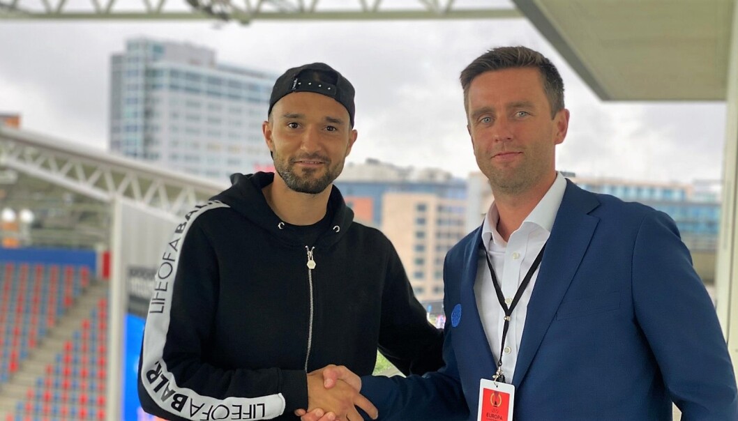 Leonard Zuta ønskes velkommen til Vålerenga fotball av sportslig leder, Jørgen Ingebrigtsen. Leonard Zuta ønskes velkommen til Vålerenga fotball av sportslig leder, Jørgen Ingebrigtsen.