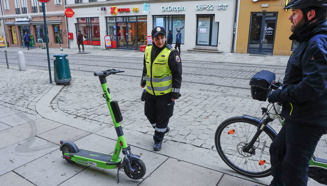 Seksjonssjef Bjørn Håvard Hynne i bymiljøetaten (t.h.) og bybetjent Humma Husain (t.v.). Et vanlig spørsmål er om bybetjentene får bonus om de skriver mange gebyrer. Seksjonssjef Bjørn Håvard Hynne i bymiljøetaten (t.h.) og bybetjent Humma Husain (t.v.). Et vanlig spørsmål er om bybetjentene får bonus om de skriver mange gebyrer.