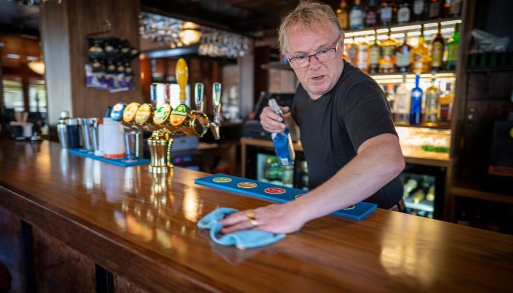 Liberalistene og Per Sandberg får en av de største pengegavene til nå i valgkampen. Den kommer fra Bahamas og tidligere megler John Eystein Willoch. Her vasker Sandberg i sin egen bar, Grand Bar, i Halden. Liberalistene og Per Sandberg får en av de største pengegavene til nå i valgkampen. Den kommer fra Bahamas og tidligere megler John Eystein Willoch. Her vasker Sandberg i sin egen bar, Grand Bar, i Halden.