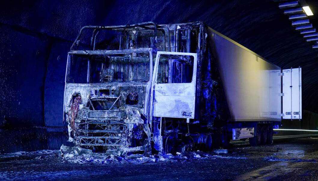 Det brant i en semitrailer i Oslofjordtunnelen mandag morgen. Tunnelen vil derfor være stengt fram til mandag i neste uke. Det brant i en semitrailer i Oslofjordtunnelen mandag morgen. Tunnelen vil derfor være stengt fram til mandag i neste uke.