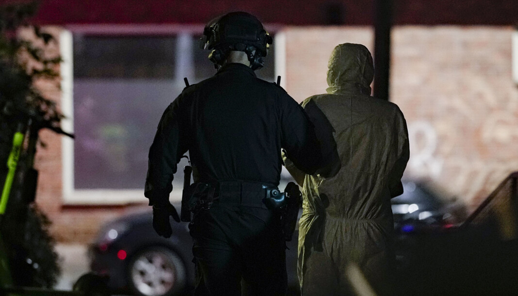 Politiet fører bort mannen mistenkt for å ha knivstukket en kvinne i Fagerheimgata i Oslo mandag. Han har blitt varetektsfengslet i fire uker for drapsforsøk. Politiet fører bort mannen mistenkt for å ha knivstukket en kvinne i Fagerheimgata i Oslo mandag. Han har blitt varetektsfengslet i fire uker for drapsforsøk.