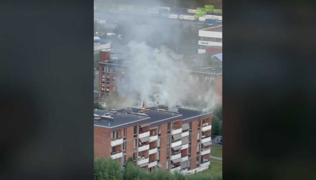 Det brenner i toppetasjen i en blokk på fire etasjer, og slukkingen er i gang. Det brenner i toppetasjen i en blokk på fire etasjer, og slukkingen er i gang.
