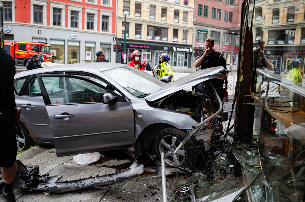 Alle nødetatene er på stedet der bilen kjørte inn i bygningen. Alle nødetatene er på stedet der bilen kjørte inn i bygningen.