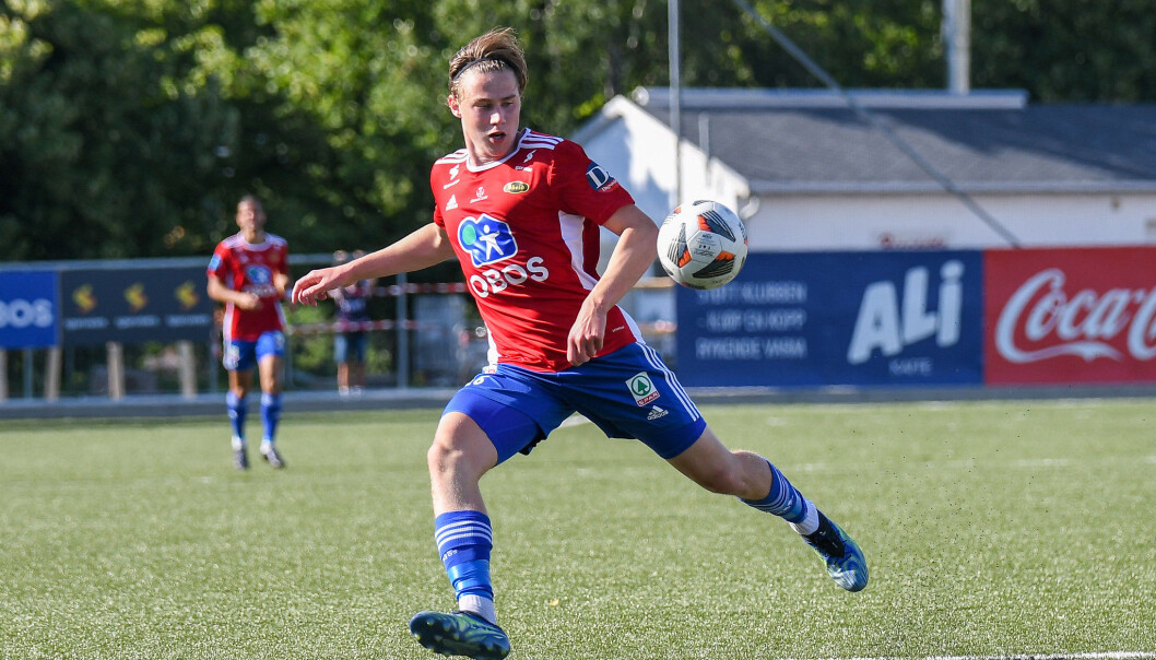 Skeids Abel Stensrud spiller med stort engasjement. Ett straffespark og en scoring fra Stensrud holdt imidlertid ikke til seier for Skeid 2. Skeids Abel Stensrud spiller med stort engasjement. Ett straffespark og en scoring fra Stensrud holdt imidlertid ikke til seier for Skeid 2.