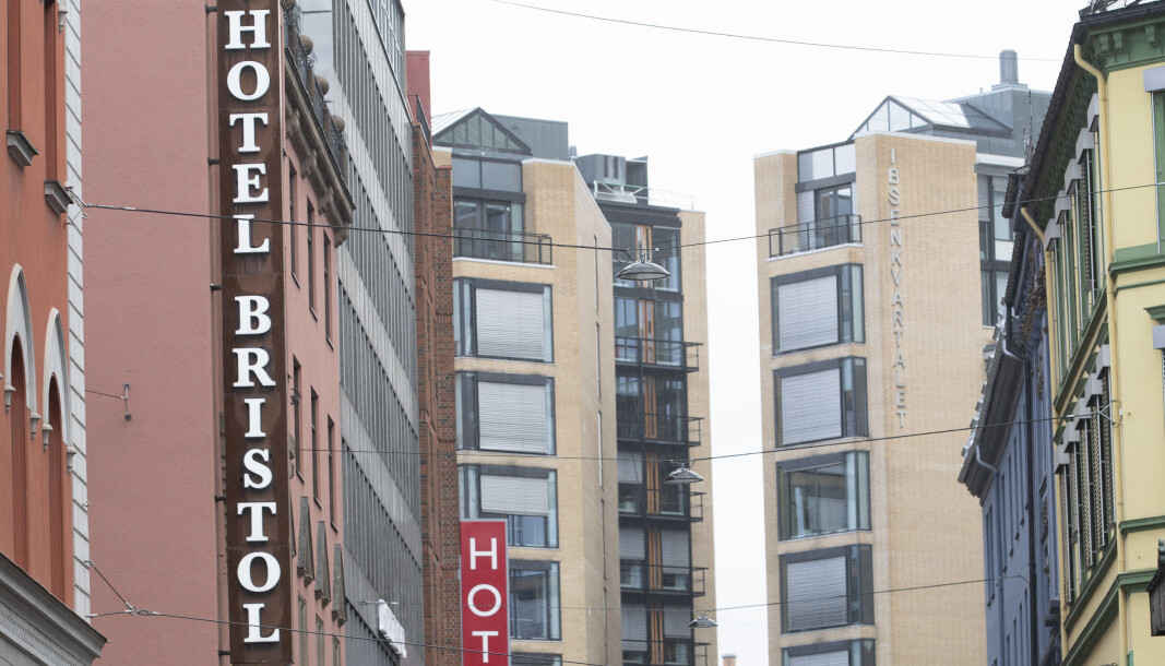 Olav Thon Gruppen trekker omtrent 10,5 prosent av tipsen til arbeidsgiveravgift og 5 prosent til administrasjon. I tillegg trekker hotellene fra skatt, pensjon og feriepenger. Olav Thon Gruppen trekker omtrent 10,5 prosent av tipsen til arbeidsgiveravgift og 5 prosent til administrasjon. I tillegg trekker hotellene fra skatt, pensjon og feriepenger.