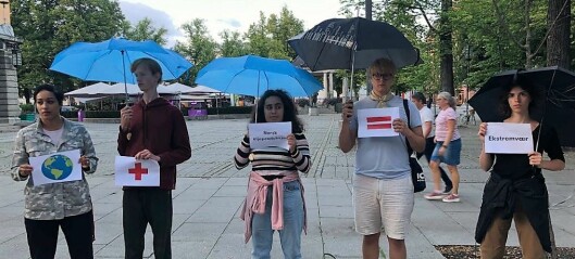 Røde ungdommer klimaprotesterte utenfor Høyres hus i Stortingsgata. – Klimaendringene er farlige