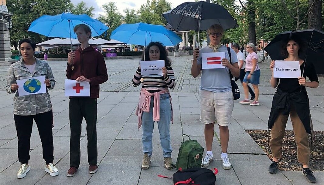 Bakgrunnen for Rød Ungdom-protesten utenfor Høyres Hus var den illevarslende rapporten fra FN om klimaendringene vi kan vente oss. Bakgrunnen for Rød Ungdom-protesten utenfor Høyres Hus var den illevarslende rapporten fra FN om klimaendringene vi kan vente oss.