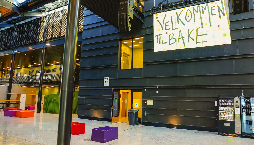 Elevene ved Kuben videregående skole i Oslo ble ønsket velkommen da skolen åpnet igjen i april. Nå starter skolene opp igjen etter sommerferien med grundig koronatesting av elever og lærere. Elevene ved Kuben videregående skole i Oslo ble ønsket velkommen da skolen åpnet igjen i april. Nå starter skolene opp igjen etter sommerferien med grundig koronatesting av elever og lærere.