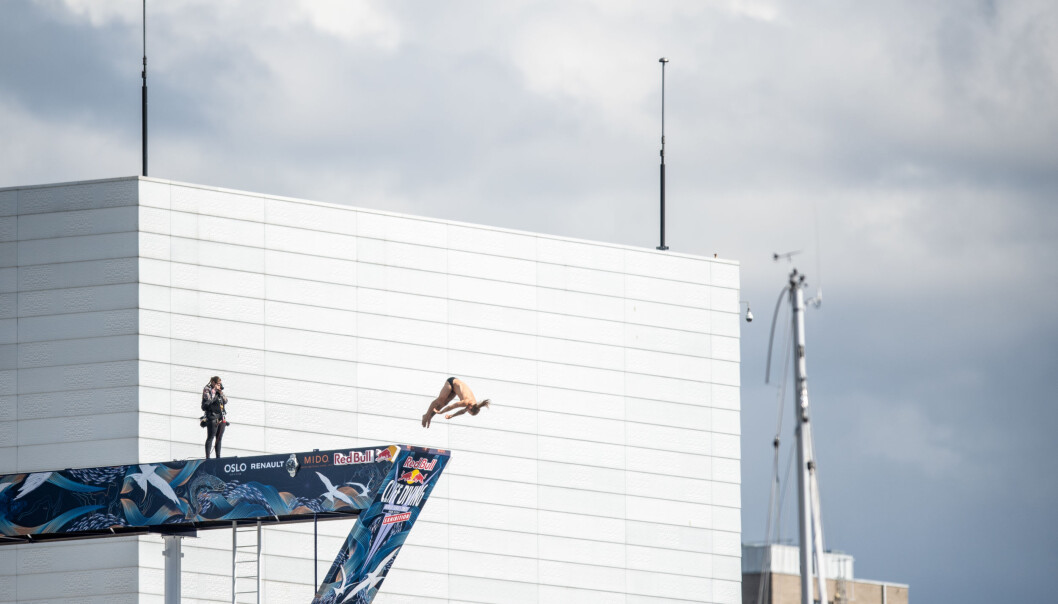 Fra taket på Operaen er det bygget en rampe hvor det skal stupes fra 27 meters høyde. Fra taket på Operaen er det bygget en rampe hvor det skal stupes fra 27 meters høyde.