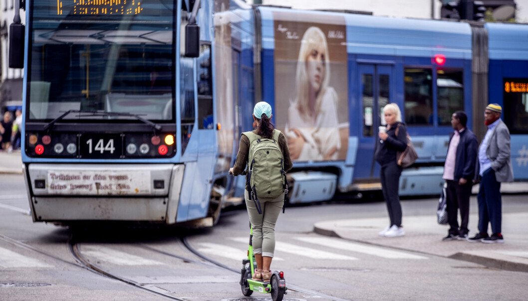 Nå er det ikke bare på elsparkesykkelen du slipper munnbind. Ruter fjernet de fleste smittevernrestriksjoner i løpet av helgen, og skal ta vekk sperrebånd og påminnelser. Foto: Javad Parsa / NTB Nå er det ikke bare på elsparkesykkelen du slipper munnbind. Ruter fjernet de fleste smittevernrestriksjoner i løpet av helgen, og skal ta vekk sperrebånd og påminnelser. Foto: Javad Parsa / NTB