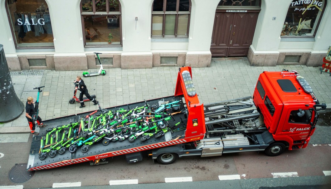 Her fjerner Bymiljøetaten og Falck fjerner feilparkerte elektriske sparkesykler i Skippergaten i Oslo sentrum en tirsdag i august. Nå merker skadelegevakta forskjell etter at det ble innført nye regler denne uka. Foto: Håkon Mosvold Larsen / NTB Her fjerner Bymiljøetaten og Falck fjerner feilparkerte elektriske sparkesykler i Skippergaten i Oslo sentrum en tirsdag i august. Nå merker skadelegevakta forskjell etter at det ble innført nye regler denne uka. Foto: Håkon Mosvold Larsen / NTB