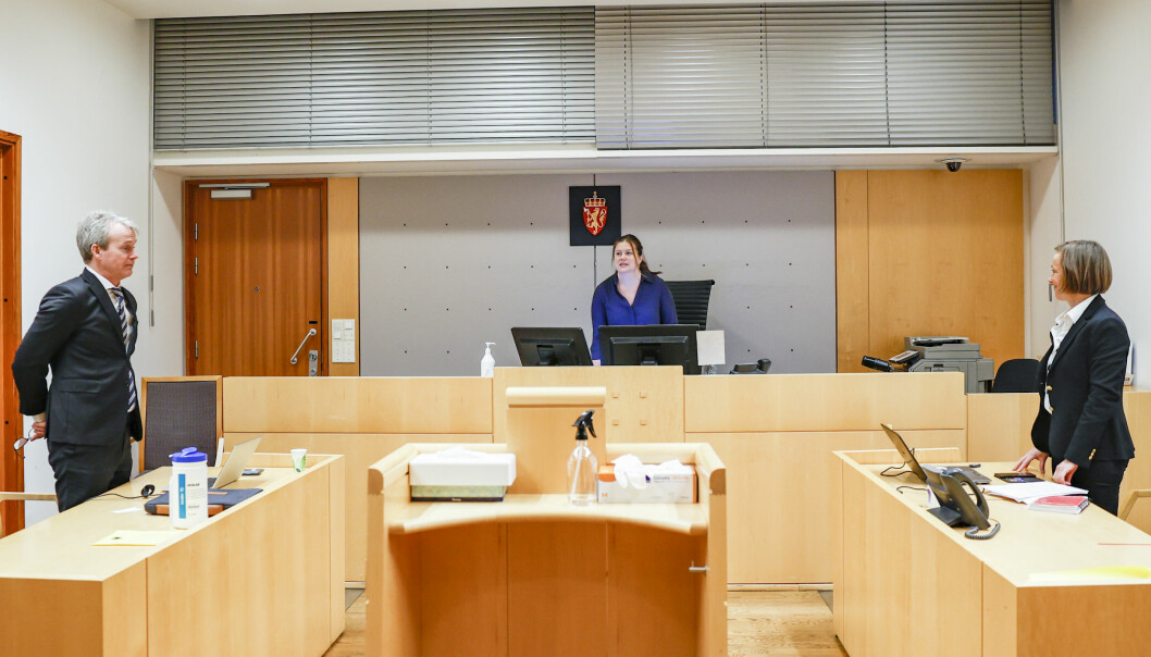 Den tiltalte 15-åringens forsvarer, advokat Bjørn Rudjord (t.v.), dommer Åsa Beck og politiadvokat Kari Kirkhorn i forbindelse med det første fengslingsmøtet i Oslo tingrett etter knivstikkingen på Lindeberg i fjor høst.