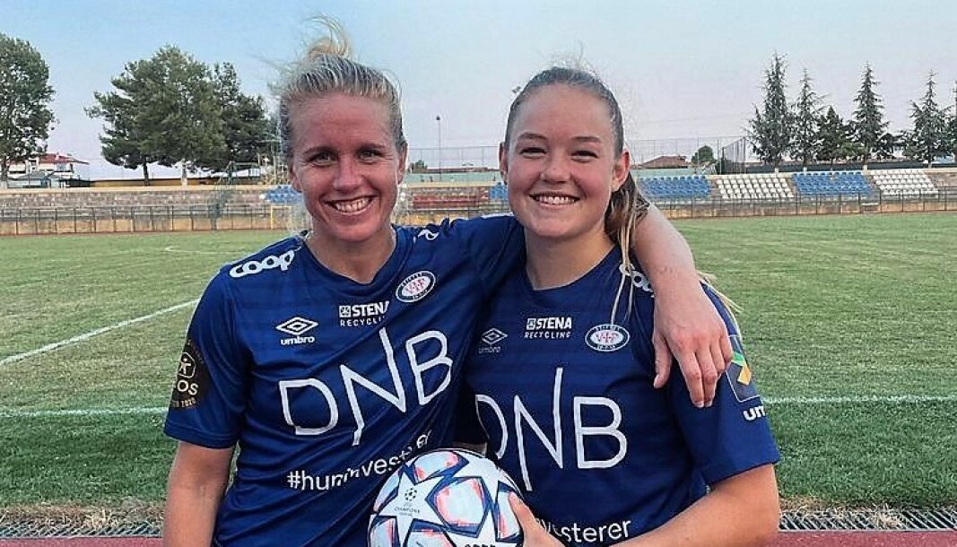 Elise Thorsnes (t.v) og Janni Thomsen ble heltene da Vålerenga slo Mitrovica 5-0 i Mestterliga-kvalifiseringen onsdag ettermiddag.