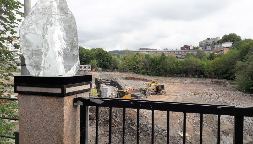 Nord for Bentsebrua, på den gamle Såpetomta, bygges nå Bentsebrua skole. Nå dukker glemte industriminner opp fra bakken. Nord for Bentsebrua, på den gamle Såpetomta, bygges nå Bentsebrua skole. Nå dukker glemte industriminner opp fra bakken.
