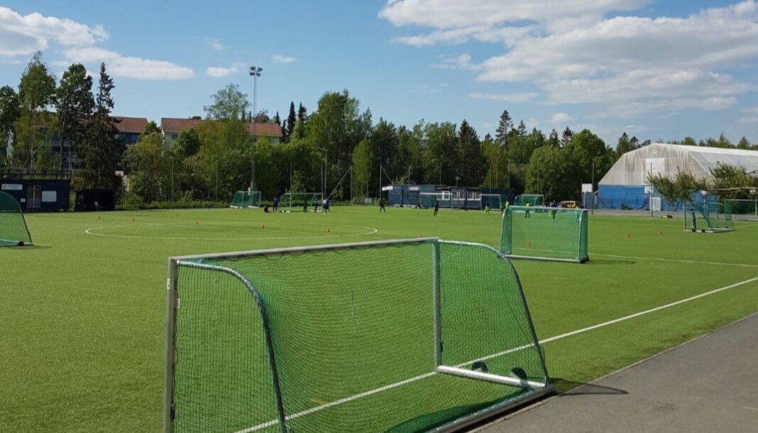 Mortensrud vil komme dårlig ut med hensyn til banekapasiteten for den organiserte fotballen de neste årene, skriver Åsmund Grindeland. Her ser man dagens 11-er og plasthallen. Plasthallen er planlagt erstattet av en ny flerbrukshall. Mortensrud vil komme dårlig ut med hensyn til banekapasiteten for den organiserte fotballen de neste årene, skriver Åsmund Grindeland. Her ser man dagens 11-er og plasthallen. Plasthallen er planlagt erstattet av en ny flerbrukshall.