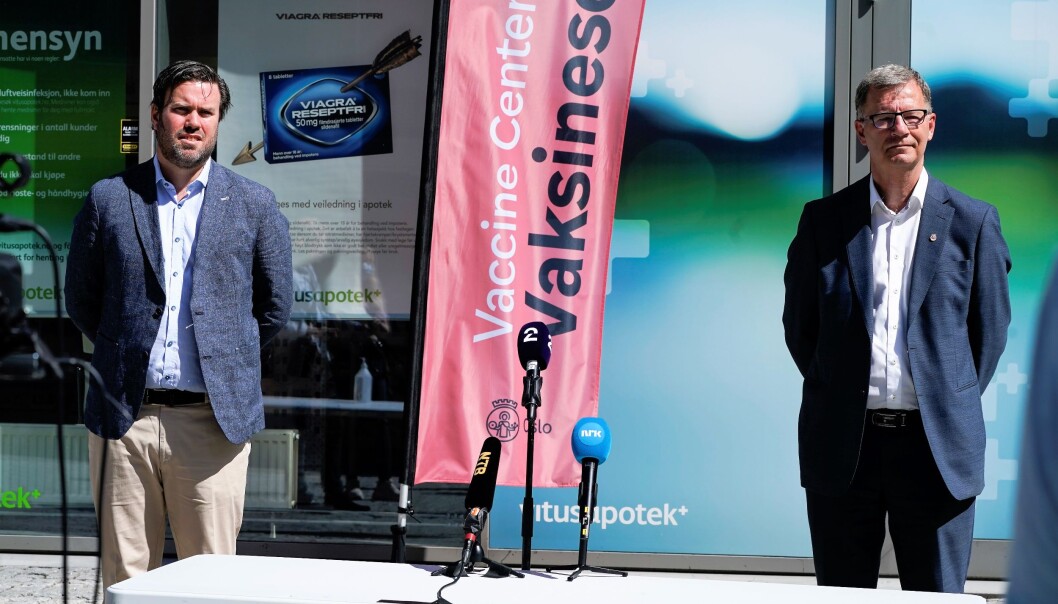 Helsebyråd Robert Steen, etatsdirektør og assisterende kommuneoverlege, Miert Skjoldborg Lindboe, orienterer om planene for sommervaksineringen i Oslo. Helsebyråd Robert Steen, etatsdirektør og assisterende kommuneoverlege, Miert Skjoldborg Lindboe, orienterer om planene for sommervaksineringen i Oslo.