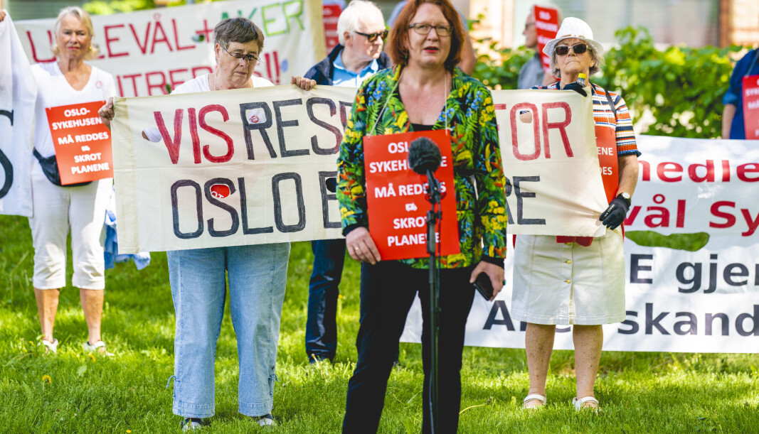 Bjørg Sandkjær i Oslo Sp holder appell til demonstrantene utenfor Ullevål Sykehus mot planene for nye sykehus i Oslo. Bjørg Sandkjær i Oslo Sp holder appell til demonstrantene utenfor Ullevål Sykehus mot planene for nye sykehus i Oslo.