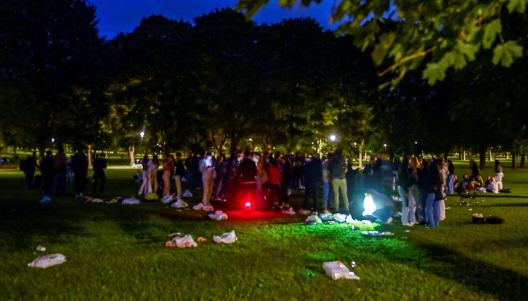 — Mange av dem er berusede ungdommer under 18 år. Vi oppfordrer foreldre til å hente hjem sine mindreårige som er i parken, skrev politiet på Twitter ved 20-tiden fredag kveld. — Mange av dem er berusede ungdommer under 18 år. Vi oppfordrer foreldre til å hente hjem sine mindreårige som er i parken, skrev politiet på Twitter ved 20-tiden fredag kveld.