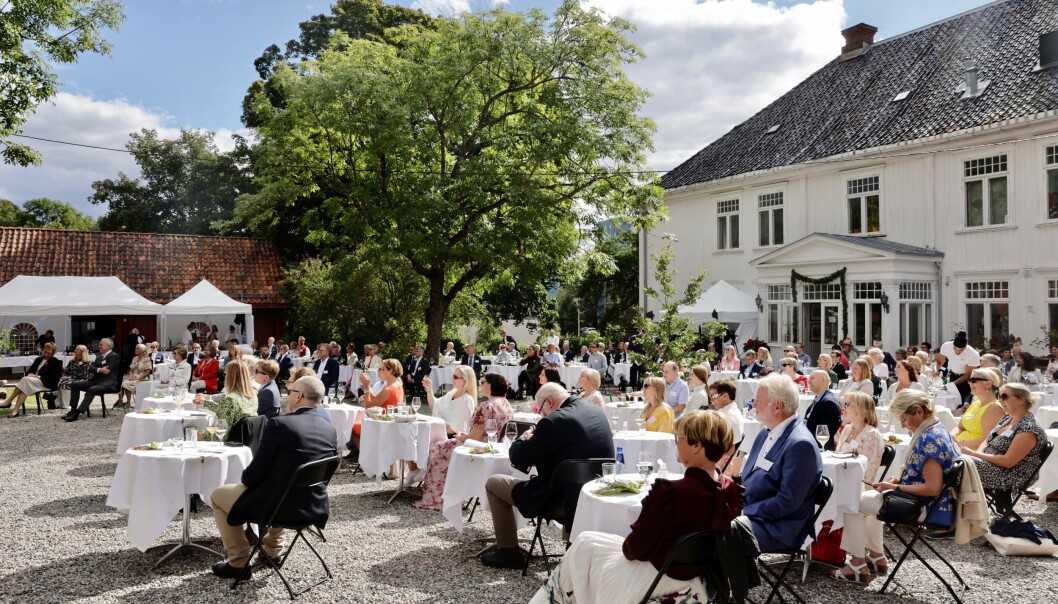 Mange gjester og nydelig vær da dronning Sonja plantet Dronningeika på Vestre Aker prestegård. Mange gjester og nydelig vær da dronning Sonja plantet Dronningeika på Vestre Aker prestegård.