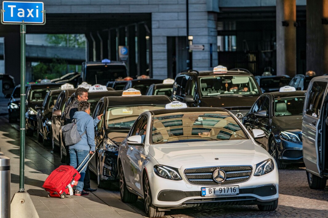 — Som om vi ikke hadde nok drosjer som sto på tomgang i Oslo fra før, innførte regjeringen i 2020 et frislipp i drosjemarkedet, skriver artikkelforfatteren. — Som om vi ikke hadde nok drosjer som sto på tomgang i Oslo fra før, innførte regjeringen i 2020 et frislipp i drosjemarkedet, skriver artikkelforfatteren.
