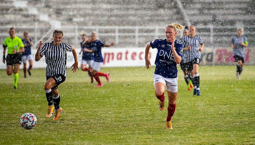 Styrtregn og overvann skapte problemer da Vålerenga og Rikke Marie Madsen tok seg videre i Mesterliga-kvalifiseringen etter å ha beseiret PAOK i Hellas lørdag ettermiddag.