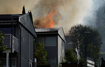 Flere evakuert i rekkehusbrann på Stovner. Brannvesenet skal ha fått kontroll over brannen