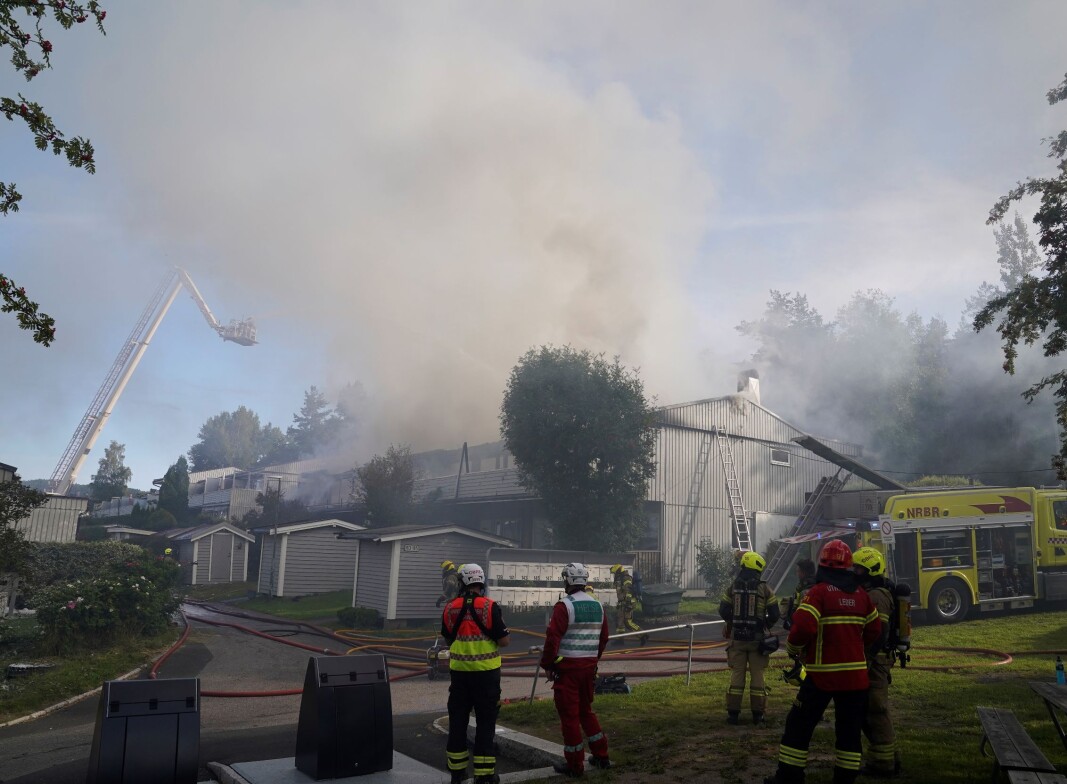 Nødetatene ble varslet om brannen i rekkehusene på Stovner rett før klokken 08 søndag morgen. Nødetatene ble varslet om brannen i rekkehusene på Stovner rett før klokken 08 søndag morgen.