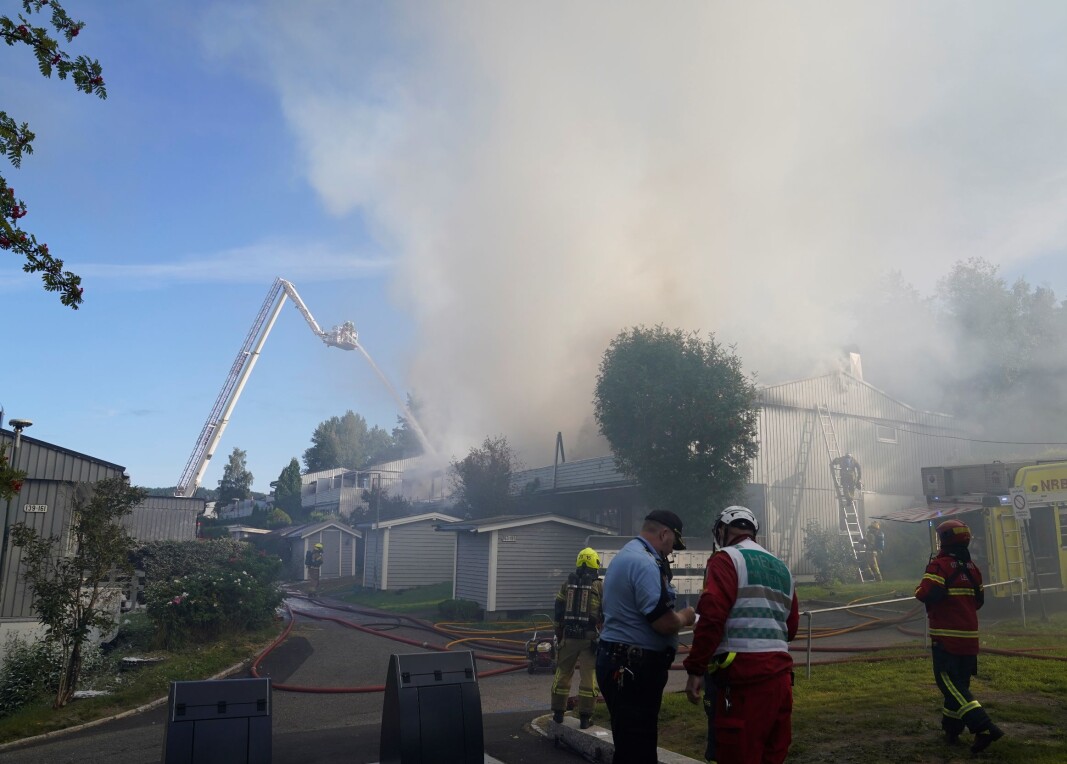 Brannvesenet slåss mot flammene søndag morgen i rekkehus-brannen i Smiuveien på Stovner. Brannvesenet slåss mot flammene søndag morgen i rekkehus-brannen i Smiuveien på Stovner.
