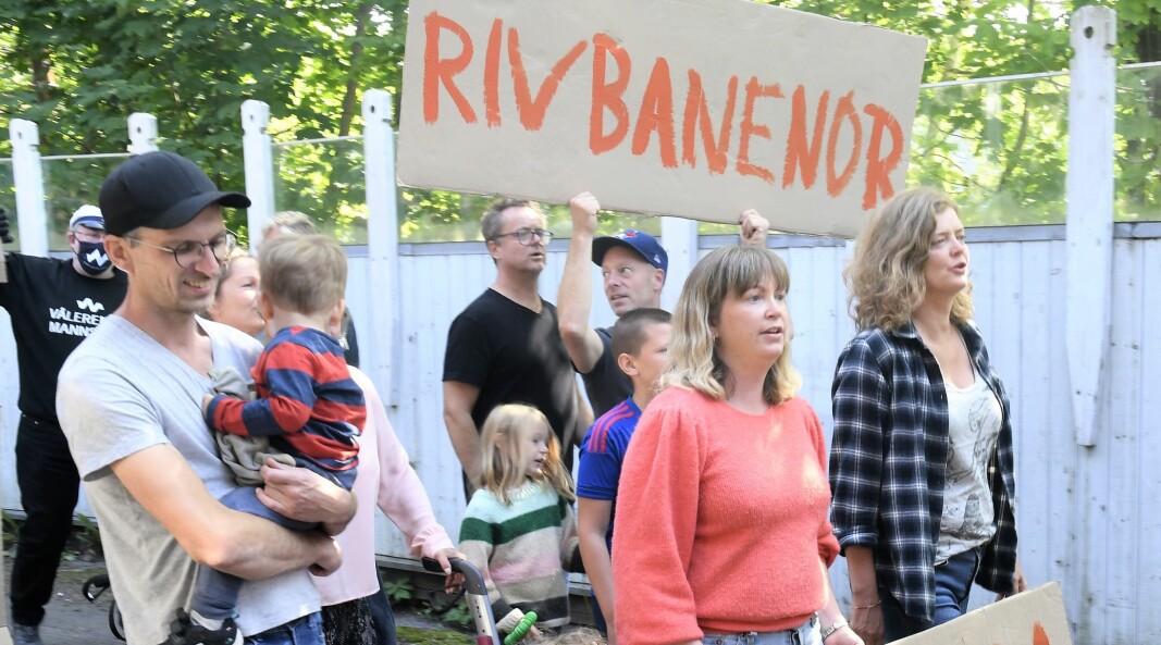 Hylla-beboer Mirjam Berg Abrahamsen og leder av Vålerenga Vel, Hege Stensrud Høsøien (t.Ph.), fremst i demonstrasjonen mot Bane Nors utbygging i Brynsbakken.