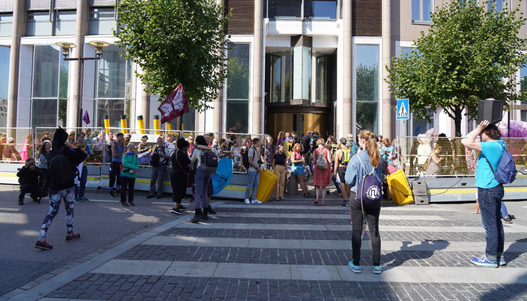 En stor gruppe aktivister har gått inn i foajeen til Olje- og energidepartementet og flere andre departementer. En stor gruppe aktivister har gått inn i foajeen til Olje- og energidepartementet og flere andre departementer.
