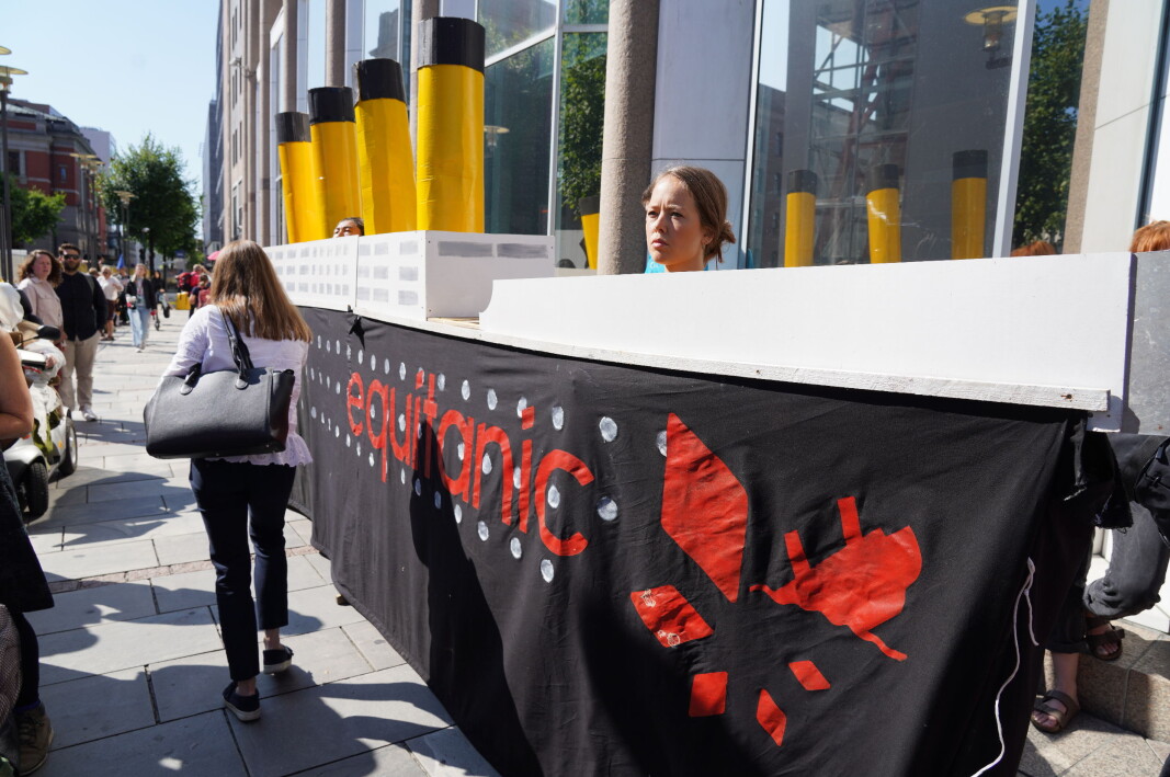 Aktivister fra Extinction Rebellion sperrer inngangen til lokalene som blant annet huser Olje- og energidepartementet. Aktivister fra Extinction Rebellion sperrer inngangen til lokalene som blant annet huser Olje- og energidepartementet.