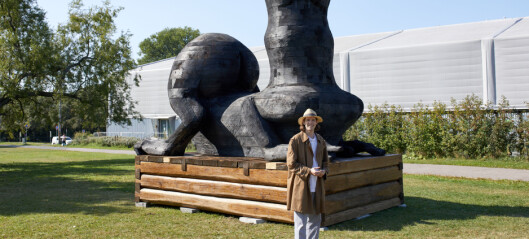 Svære skulpturer inntar Tøyen. Sebastian poserer foran sin enorme Gargouille - et verk om klimakrisen