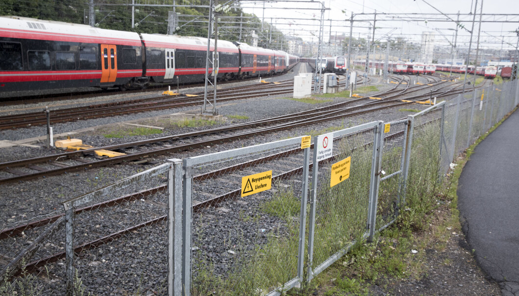 Gjerdet lar seg lett forsere bare noen hundre meter fra tunnelen på Filipstad der flere ungdommer klarte å ta seg inn og en person omkom da de fikk høyspenning i seg. Gjerdet lar seg lett forsere bare noen hundre meter fra tunnelen på Filipstad der flere ungdommer klarte å ta seg inn og en person omkom da de fikk høyspenning i seg.