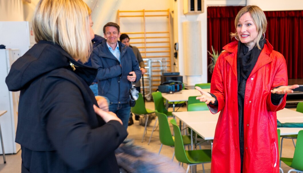 Skolebyråd Inga Marte Thorkildsen (SV) i samtale med Venstres kunnskapsminister Guri Melby (med ryggen til) på Ellingsrudåsen skole i vår. Skolebyråd Inga Marte Thorkildsen (SV) i samtale med Venstres kunnskapsminister Guri Melby (med ryggen til) på Ellingsrudåsen skole i vår.