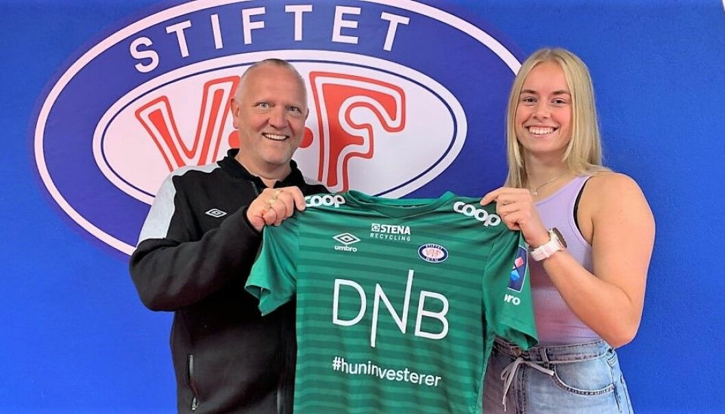 Vålerengas nye keeper Klara Sporsem ønskes velkommen av keepertrener Ken Eilif Nilsen.