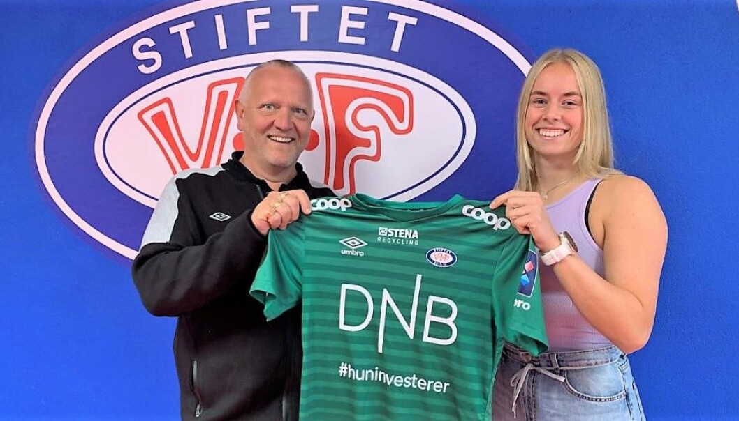 Vålerengas nye keeper Klara Sporsem ønskes velkommen av keepertrener Ken Eilif Nilsen. Vålerengas nye keeper Klara Sporsem ønskes velkommen av keepertrener Ken Eilif Nilsen.