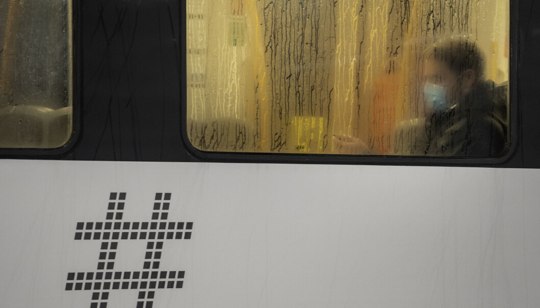 En passasjer med munnbind på T-banen i Oslo. En passasjer med munnbind på T-banen i Oslo.