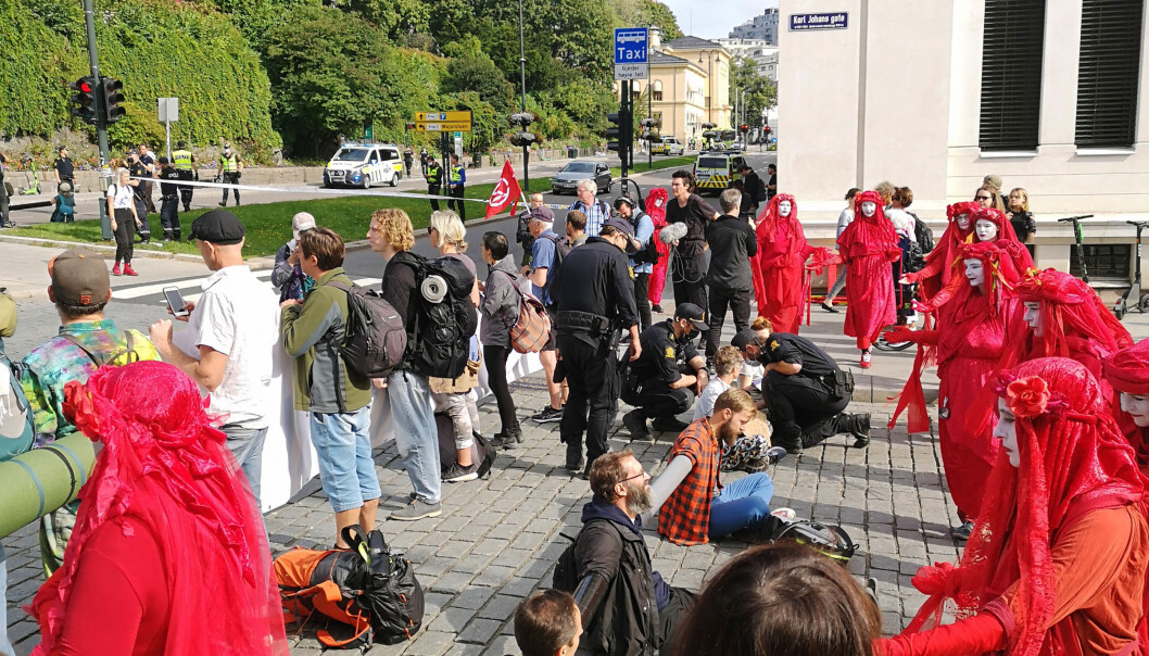 MDG vil ikke ta stilling til arrestasjonen av Trygve Tømmerås under en demonstrasjon arrangert av Extinction Rebellion fredag. Her fra en tidligere Extinction Rebellion-demonstrasjon. MDG vil ikke ta stilling til arrestasjonen av Trygve Tømmerås under en demonstrasjon arrangert av Extinction Rebellion fredag. Her fra en tidligere Extinction Rebellion-demonstrasjon.