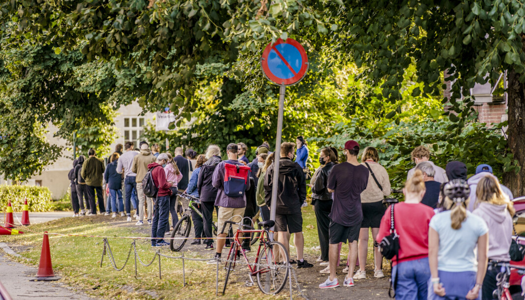 Folk i kø for å teste seg på Adamstuen teststasjon i Oslo. Det siste døgnet er det registrert 1.093 koronasmittede i Norge. Det er det høyeste døgntallet siden 22. mars. Foto: Stian Lysberg Solum / NTB Folk i kø for å teste seg på Adamstuen teststasjon i Oslo. Det siste døgnet er det registrert 1.093 koronasmittede i Norge. Det er det høyeste døgntallet siden 22. mars. Foto: Stian Lysberg Solum / NTB