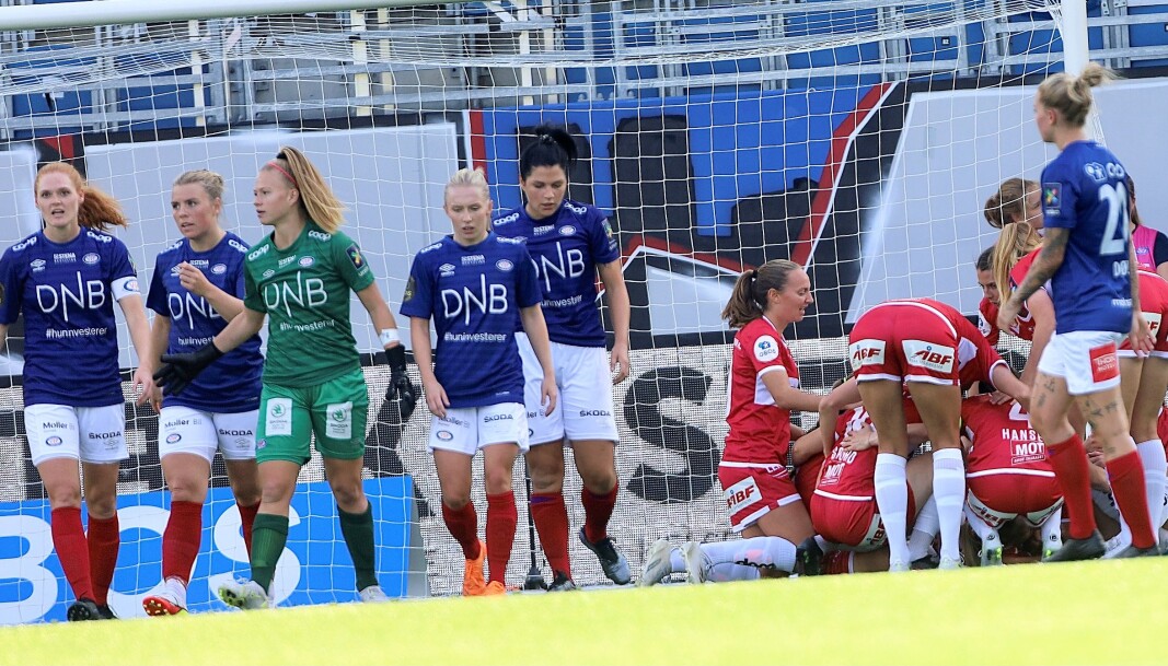Vålerenga-spillerne fortviler etter å ha gitt bort alle poengene til Sandviken helt på slutten av lørdagens kamp hjemme på Intility arena. Vålerenga-spillerne fortviler etter å ha gitt bort alle poengene til Sandviken helt på slutten av lørdagens kamp hjemme på Intility arena.
