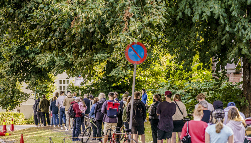 Folk i kø for å teste seg på Adamstuen teststasjon. Bildet er tatt tidligere i august. Folk i kø for å teste seg på Adamstuen teststasjon. Bildet er tatt tidligere i august.
