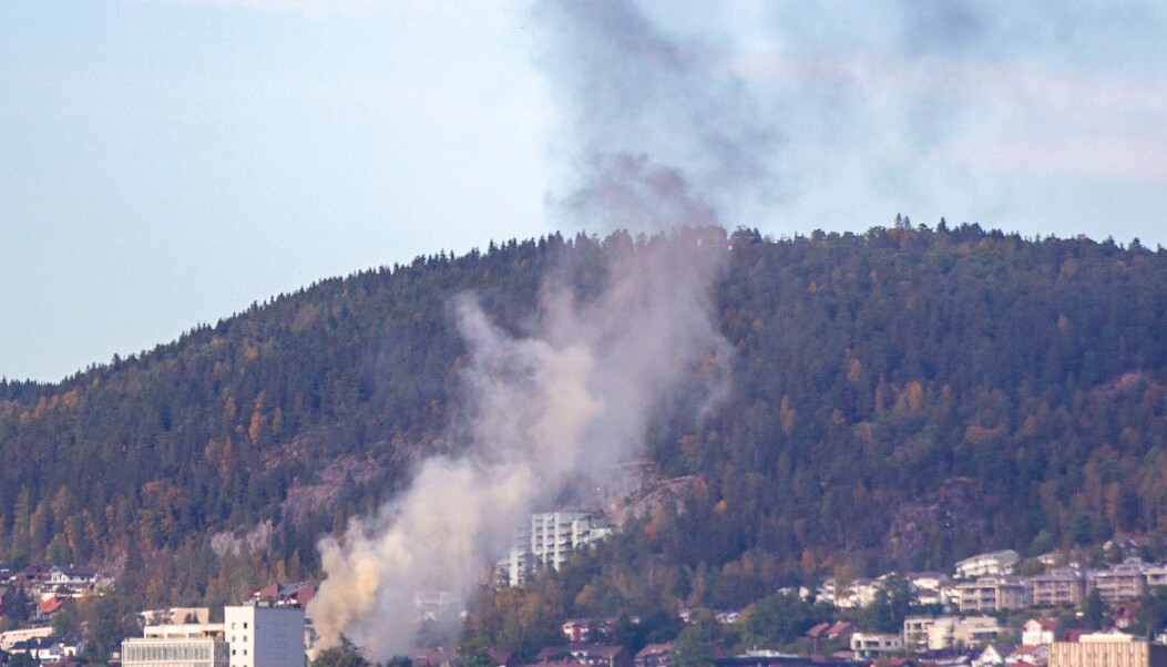 Røyken fra boligbrannen i Kjelsåsveien var synlig fra store deler av Oslo mandag ettermiddag. Røyken fra boligbrannen i Kjelsåsveien var synlig fra store deler av Oslo mandag ettermiddag.