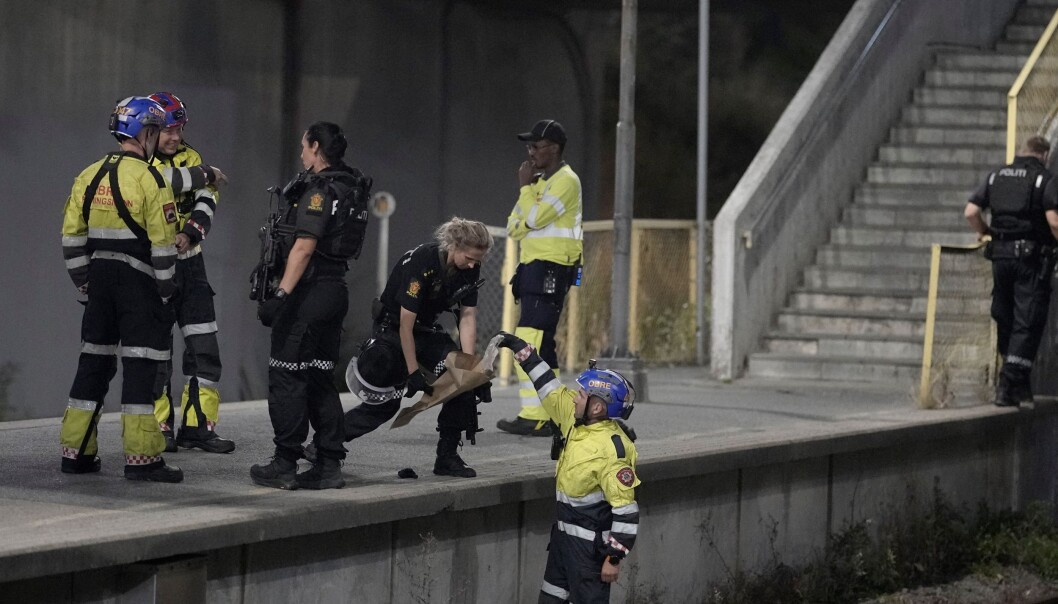 Politi og brannmannskaper saumfarte perrongen og T-banesporet etter skytingen mandag kveld. Politi og brannmannskaper saumfarte perrongen og T-banesporet etter skytingen mandag kveld.