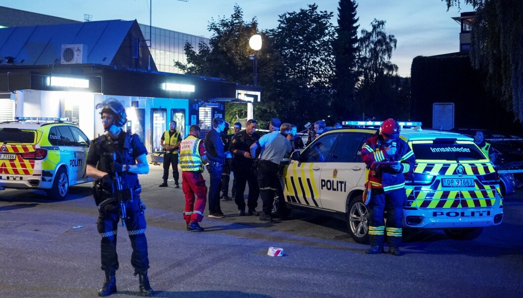 Stort oppbud av politi og øvrig personell fra nødetatene rett etter skytingen ved Brynseng T-baenstasjon. Stort oppbud av politi og øvrig personell fra nødetatene rett etter skytingen ved Brynseng T-baenstasjon.