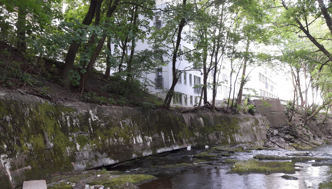 Tidligere gikk en gangvei langs elva mellom Bentsebrugata 13 og Akerselva. Tidligere gikk en gangvei langs elva mellom Bentsebrugata 13 og Akerselva.