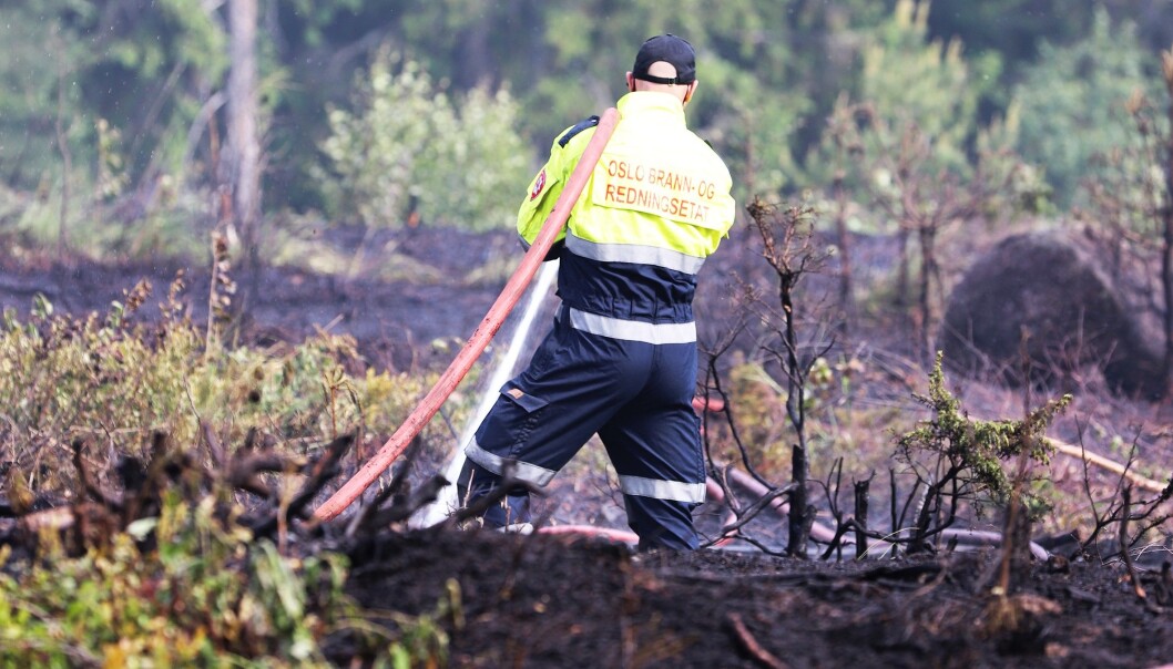 Etterslukking av den dramatiske brannen på Romsås i juni. Etterslukking av den dramatiske brannen på Romsås i juni.