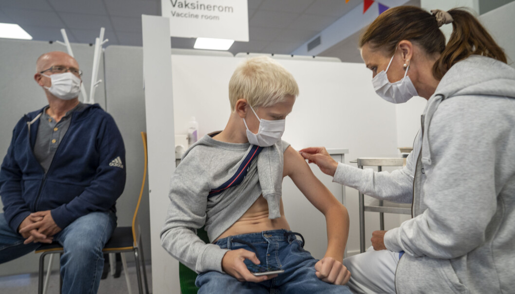 13-åringen Eirik Lyngstad får første dose med Pfizer-vaksine på Bjerke vaksinesenter i Oslo mens pappa Roy Ove følger lettet med. 13-åringen Eirik Lyngstad får første dose med Pfizer-vaksine på Bjerke vaksinesenter i Oslo mens pappa Roy Ove følger lettet med.