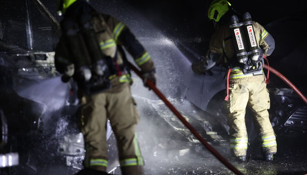 En drøy time etter meldingen meldte politiet at brannvesenet drev med etterslokking på til sammen fem biler. En drøy time etter meldingen meldte politiet at brannvesenet drev med etterslokking på til sammen fem biler.