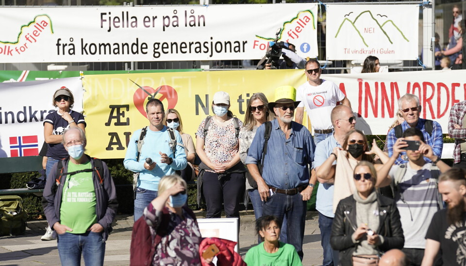 Mange hadde møtt opp foran Stortinget. Men flere partier trakk seg på grunn av Motvind Norges koblinger til ytre høyre-krefter.